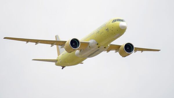 El segundo prototipo del avión de pasajeros ruso MC-21-300 durante su primer vuelo en mayo de 2018 - Sputnik Mundo