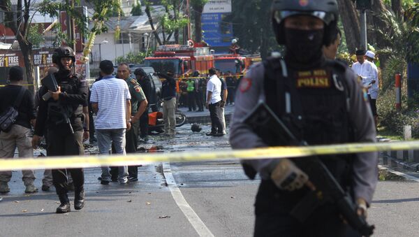La policía en el lugar de la exploción en Surabaya - Sputnik Mundo