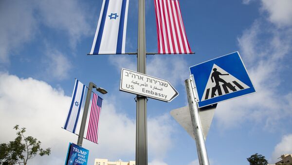 A road sign leading to the U.S. Embassy is seen ahead the official opening in Jerusalem - Sputnik Mundo