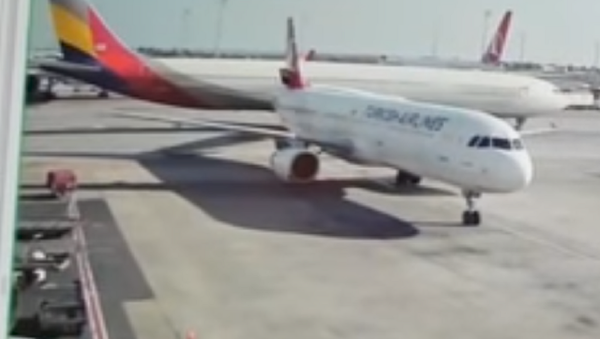 Dos aviones de pasajeros colisionan en el aeropuerto de Estambul - Sputnik Mundo