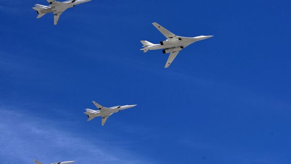Un bombardero estratégico-portador de misiles Tu-160 y bombarderos-portadores de misiles de largo alcance Tu-22M3 en un desfile militar - Sputnik Mundo