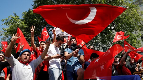 Manifestantes con las banderas de Turquía en Londres, Reino Undio - Sputnik Mundo