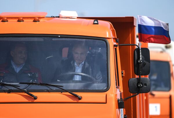 El presidente ruso Vladímir Putin al volante del camión ruso Kamáz abrió la circulación a automóviles en el puente de Crimea. - Sputnik Mundo