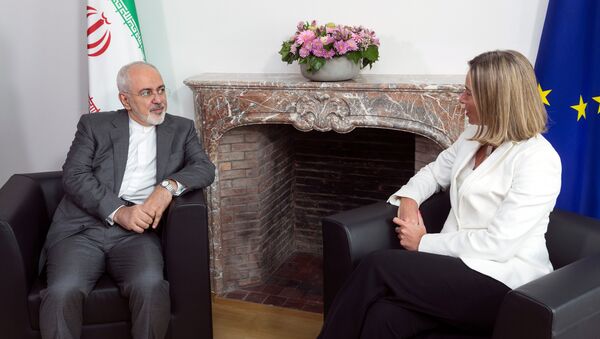 El canciller iraní, Mohamad Yavad Zarif, y la jefa de la diplomacia europea, Federica Mogherini - Sputnik Mundo