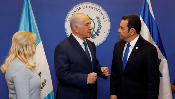 Primer ministro de Israel, Benjamín Netanyahu, y el presidente de Guatemala, Jimmy Morales - Sputnik Mundo