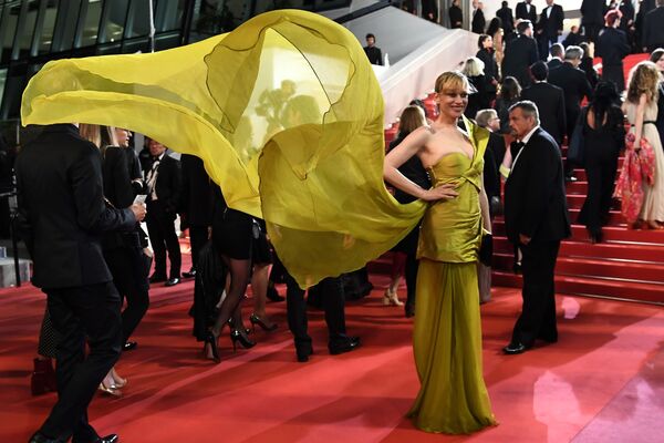 Transparencias y poco para la imaginación: así lucieron las mujeres del Festival de Cannes - Sputnik Mundo