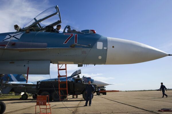 Военнослужащие подготавливают самолет СУ-33 к тренировочным полетам летчиков палубной авиации Северного флота на тренажере Нитка в Крыму - Sputnik Mundo