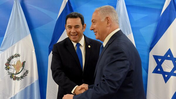 El presidente de Guatemala, Jimmy Morales, y el primer ministro de Israel, Benjamín Netanyahu - Sputnik Mundo