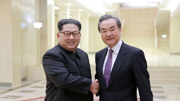 Líder de Corea del Norte, Kim Jong-un, y canciller de China, Wang Yi - Sputnik Mundo