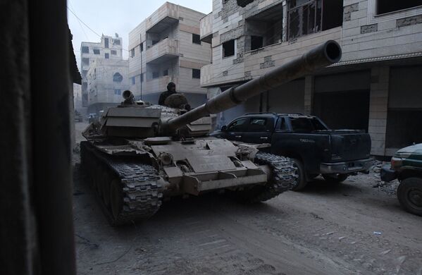 Las Fuerzas Armadas de Siria asaltan las posiciones de los terroristas a las afueras de Damasco - Sputnik Mundo