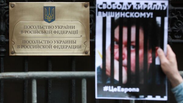 Manifestación de apoyo a Vishinski frente a la Embajada ucraniana en Moscú - Sputnik Mundo
