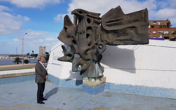 Ilya Altman visitando Plaza monumento a las víctimas del genocidio armenio en Montevideo - Sputnik Mundo