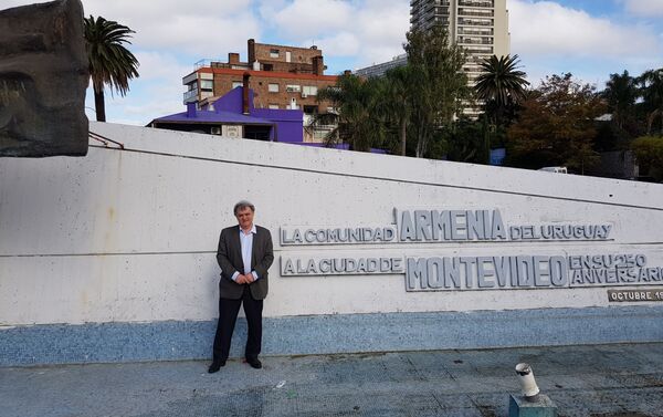 Ilya Altman visitando Plaza monumento a las víctimas del genocidio armenio en Montevideo - Sputnik Mundo