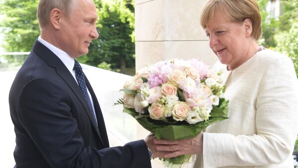 La canciller de Alemania, Angela Merkel, y el presidente de Rusia, Vladímir Putin - Sputnik Mundo
