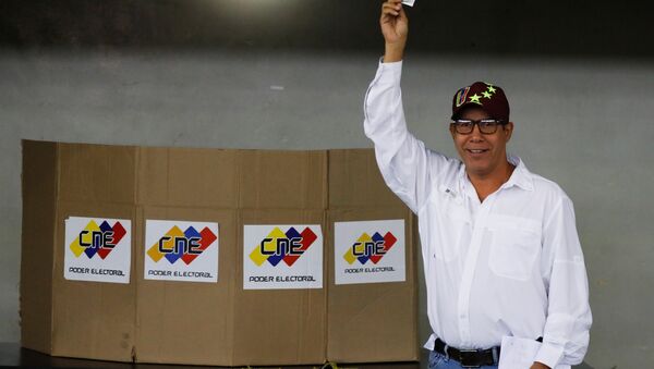 Candidato venezolano Henri Falcón ejerce su derecho al voto - Sputnik Mundo