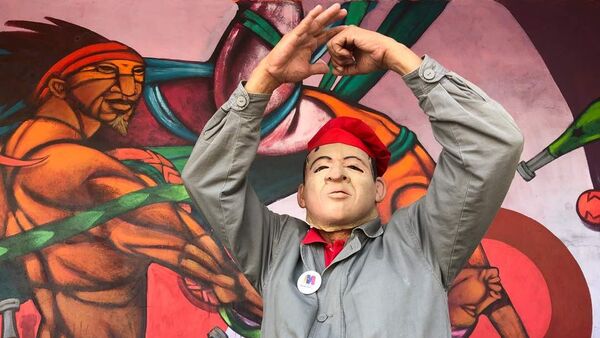 Un venezolano con la careta de Chávez durante las elecciones presidenciales venezolanas de 2018 - Sputnik Mundo