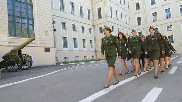 Mujeres cadetes en la Academia de las Tropas de Misiles Estratégicos Pedro el Grande (Archivo) - Sputnik Mundo