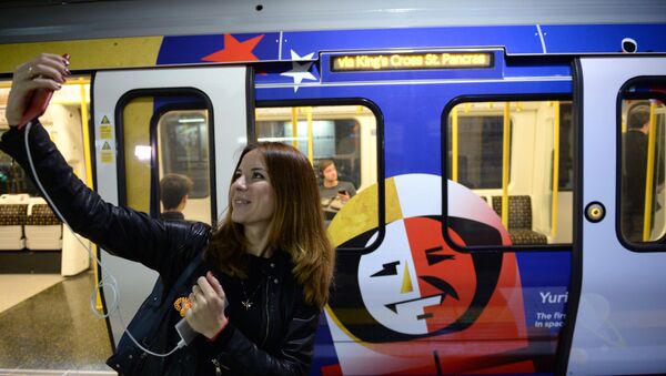 Una chica hace selfi en el metro de Moscú - Sputnik Mundo