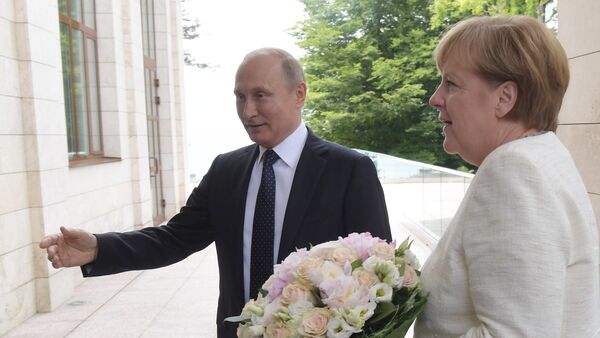 El presidente de Rusia, Vladímir Putin, y la canciller de Alemania, Angela Merkel, Sochi, Rusia - Sputnik Mundo