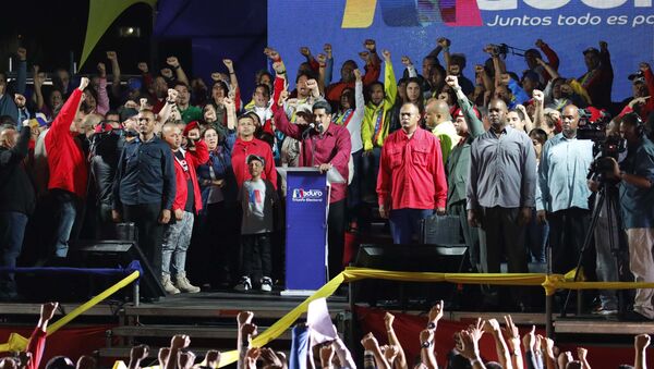 El presidente electo venezolano, Nicolás Maduro, saluda a sus partidarios tras conocerse los resultados de las elecciones. - Sputnik Mundo