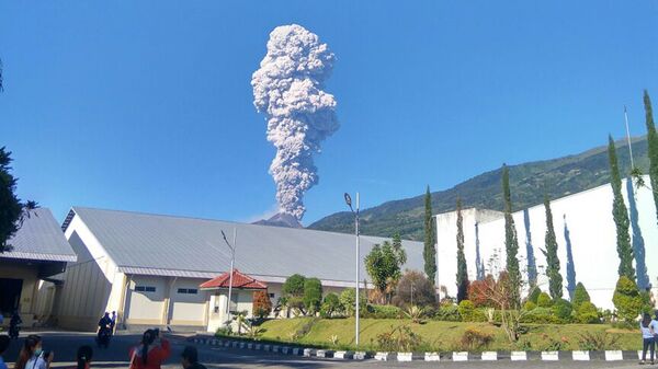 La erupción del volcán Monte Merapi en Indonesia - Sputnik Mundo