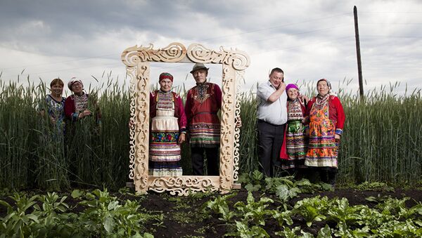 'Habitantes de Mari-El en la región de Ural usan trajes tradicionales' por Fyodor Telkov - Sputnik Mundo
