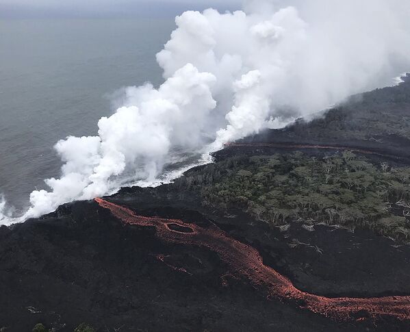 Naturaleza desencadenada: la espectacular erupción del volcán hawaiano Kilauea - Sputnik Mundo