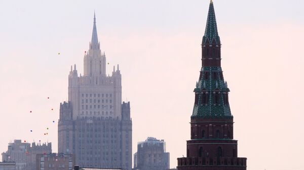 Una de las torres del Kremlin y el Ministerio de Asuntos Exteriores de Rusia (archivo) - Sputnik Mundo