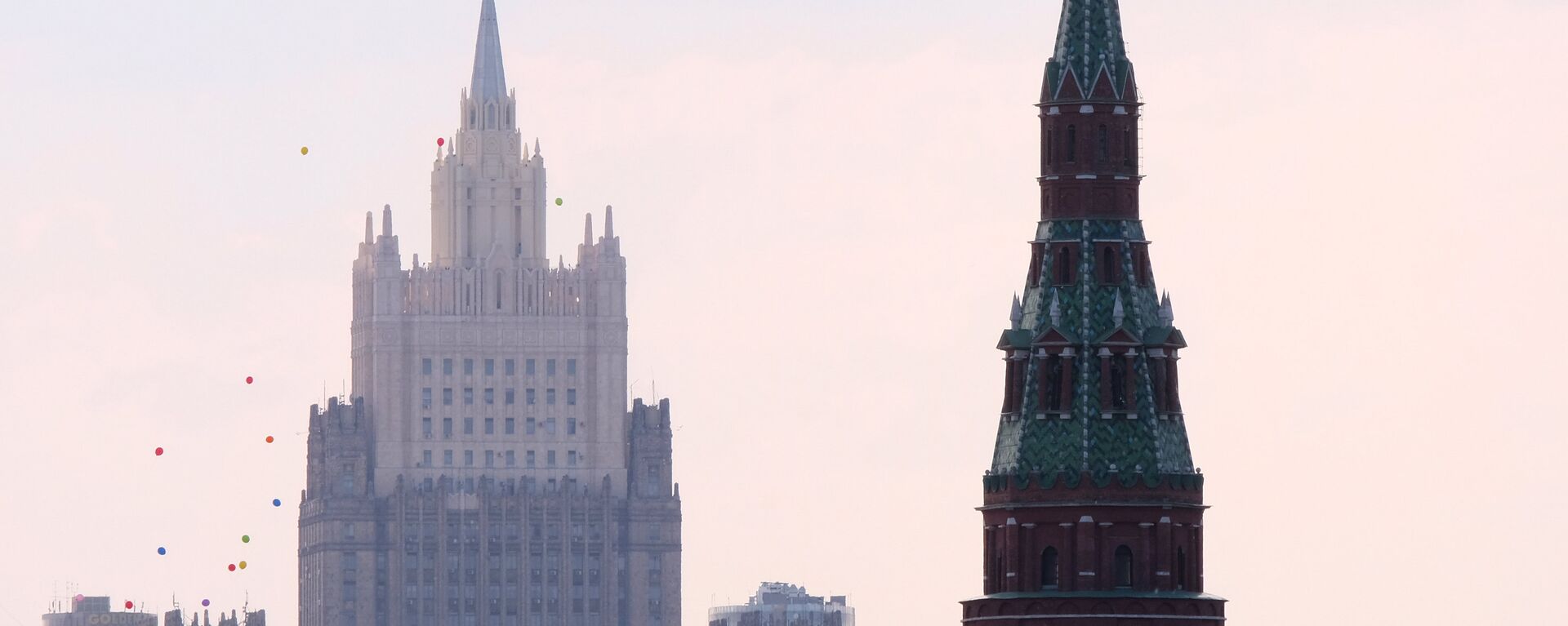Una de las torres del Kremlin y el Ministerio de Asuntos Exteriores de Rusia - Sputnik Mundo, 1920, 17.02.2022