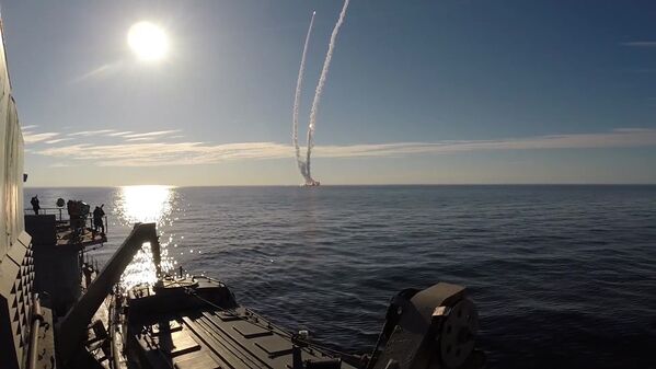 El momento exacto del lanzamiento de 4 misiles balísticos Bulava desde un submarino ruso - Sputnik Mundo