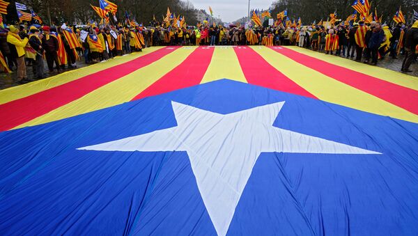 Manifestantes con la bandera independentista de Cataluña (archivo) - Sputnik Mundo