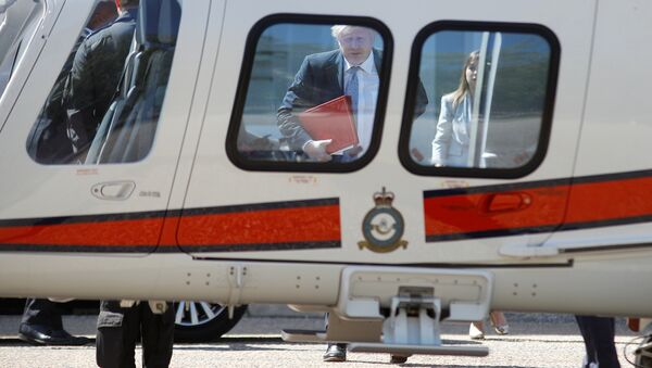 Boris Johnson, canciller del Reino Unido, se acerca a un helicóptero - Sputnik Mundo