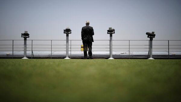 Un hombre en la plataforma de observación en la zona desmilitarizada entre las dos Coreas - Sputnik Mundo