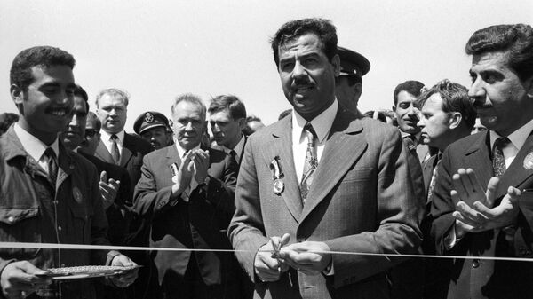 El presidente del Consejo de Ministros de la URSS, Alexéi Kosiguin, y el vicepresidente del Consejo del Comando Revolucionario de Irak, Sadam Husein, durante la ceremonia de apertura de una instalación petrolera - Sputnik Mundo
