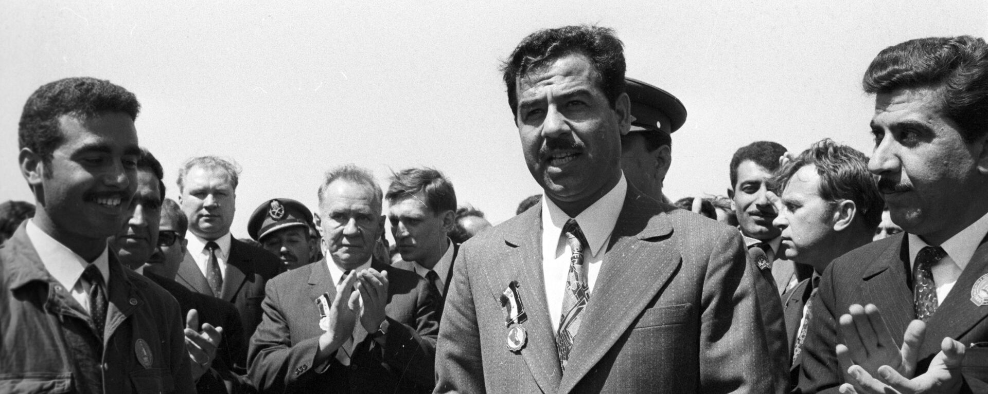El presidente del Consejo de Ministros de la URSS, Alexéi Kosiguin, y el vicepresidente del Consejo del Comando Revolucionario de Irak, Sadam Husein, durante la ceremonia de apertura de una instalación petrolera - Sputnik Mundo, 1920, 25.04.2022