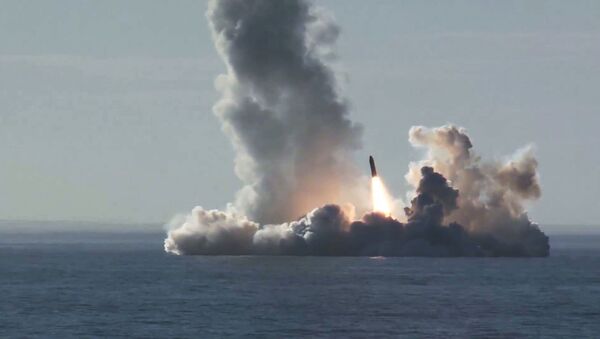Lanzamiento de cuatro misiles Bulava desde el submarino Yuri Dolgoruki - Sputnik Mundo