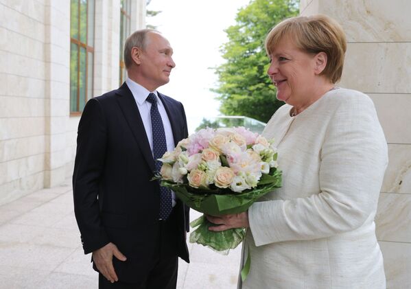 Un ramo de flores para Merkel y un volcán en erupción: estas son las imágenes de la semana - Sputnik Mundo