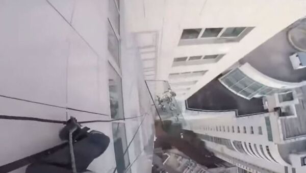 Un cristal de 380 kilogramos cae de lo alto de un edificio en Moscú - Sputnik Mundo