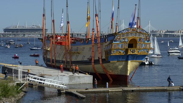 Una réplica del navío de línea ruso de 1712 sale del dique seco en San Petersburgo - Sputnik Mundo