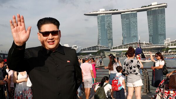 Howard X, imitador del líder norcoreano Kim Jong-un, en Singapor - Sputnik Mundo
