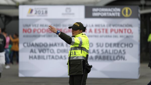 Agente de policía en un centro de votación en Bogotá durante las elecciones presidenciales en Colombia - Sputnik Mundo