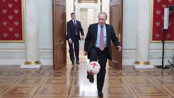 Vladímir Putin, presidente de Rusia, le da toques a un balón de fútbol - Sputnik Mundo