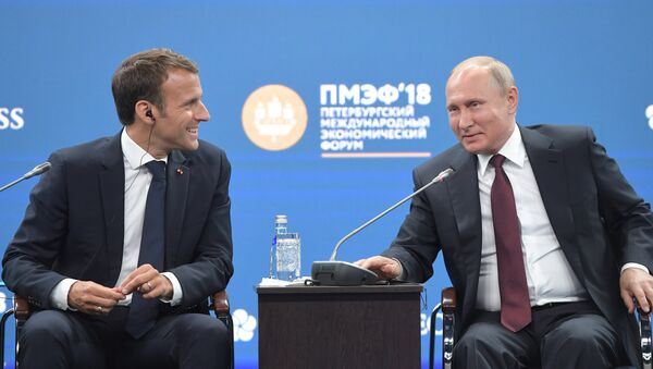 Vladímir Putin, presidente de Rusia, y Emmanuel Macron, presidente de Francia - Sputnik Mundo