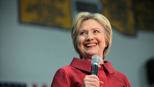 Hillary Clinton en una conferencia - Sputnik Mundo