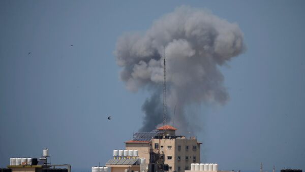 Ataque aéreo de Israel en la Franja de Gaza - Sputnik Mundo