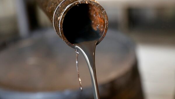 Petróleo sale de un pozo situado en Pensilvania - Sputnik Mundo