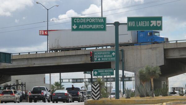 Un señal de tráfico con indicación a Nuevo Laredo, México - Sputnik Mundo