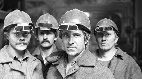 Obreros de una fábrica de producción de acero en Ucrania (archivo, imagen referencial) - Sputnik Mundo
