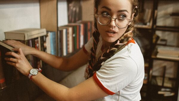 Una joven con gafas, imagen referencial - Sputnik Mundo
