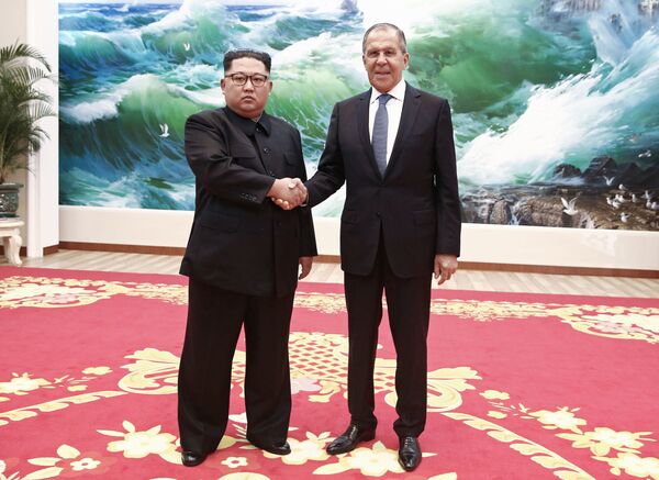 El ministro de Exteriores ruso, Serguéi Lavrov, se reunió esta semana con Kim Jong-un. Durante la reunión, el líder norcoreano le preguntó al jefe de Exteriores por la salud del presidente ruso, Vladímir Putin y le dio saludos de su parte. - Sputnik Mundo